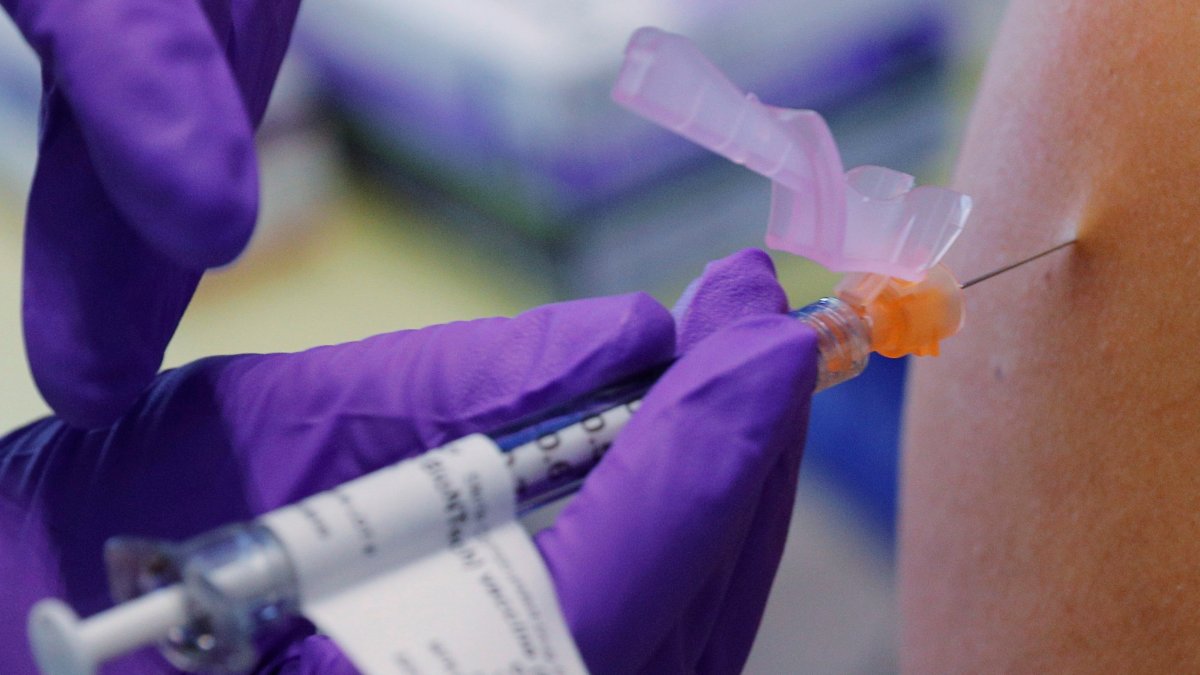 La seguridad de la vacuna de Pfizer fue examinada en un ensayo clínico con 40.000 voluntarios y tiene una efectividad del 95 %.