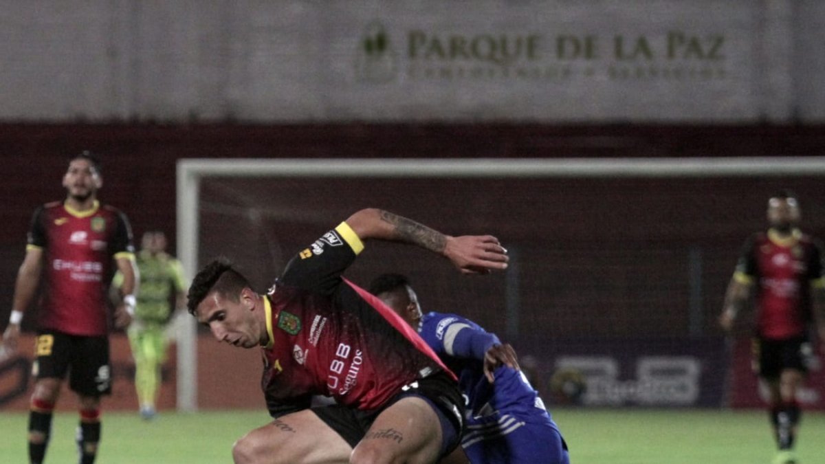 Deportivo Cuenca no demostró superioridad pero se vio beneficiado por la expulsión de Emelec.