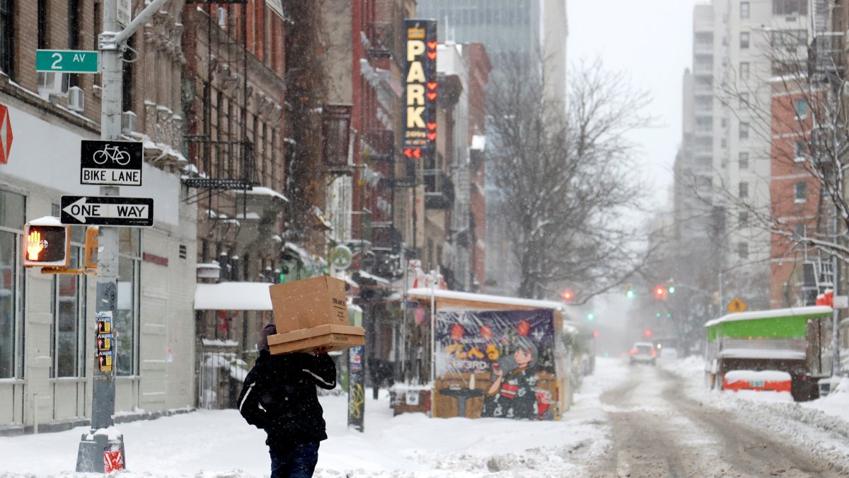 Vista de una calle en Nueva York, que enfrenta la mayor nevada en años, este 17 de diciembre de 2020.