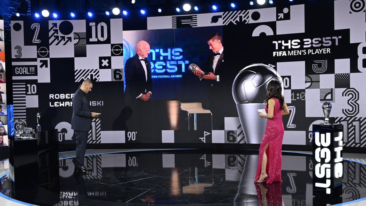 Robert Lewandowski, delantero polaco, recibe el premio a mejor jugador del año.