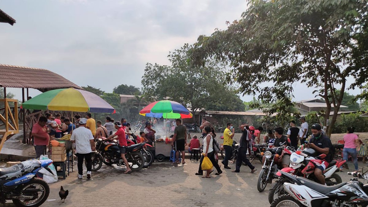Los fines de semana. Algunos turistas llegan a beber y no portan mascarilla. Esas acciones han obligado a los turistas a retirarse por precaución.