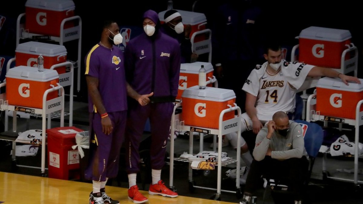 James y Davis estaban siendo reservados en la pretemporada hasta la noche del miércoles pasado con los Suns.