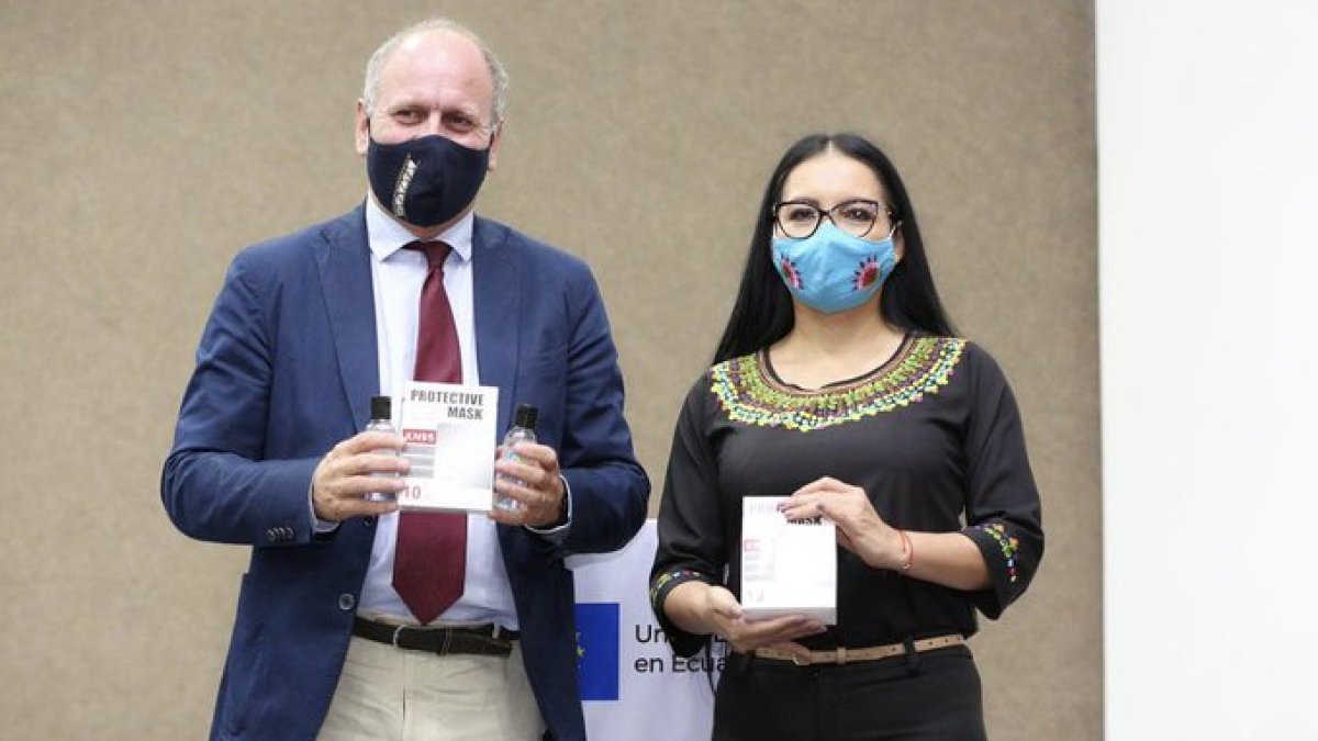 La presidenta del CNE Diana Atamaint recibió de parte del embajador de la Unión Europea en Ecuador, Charles- Michel Geurts, los insumos de bioseguridad.