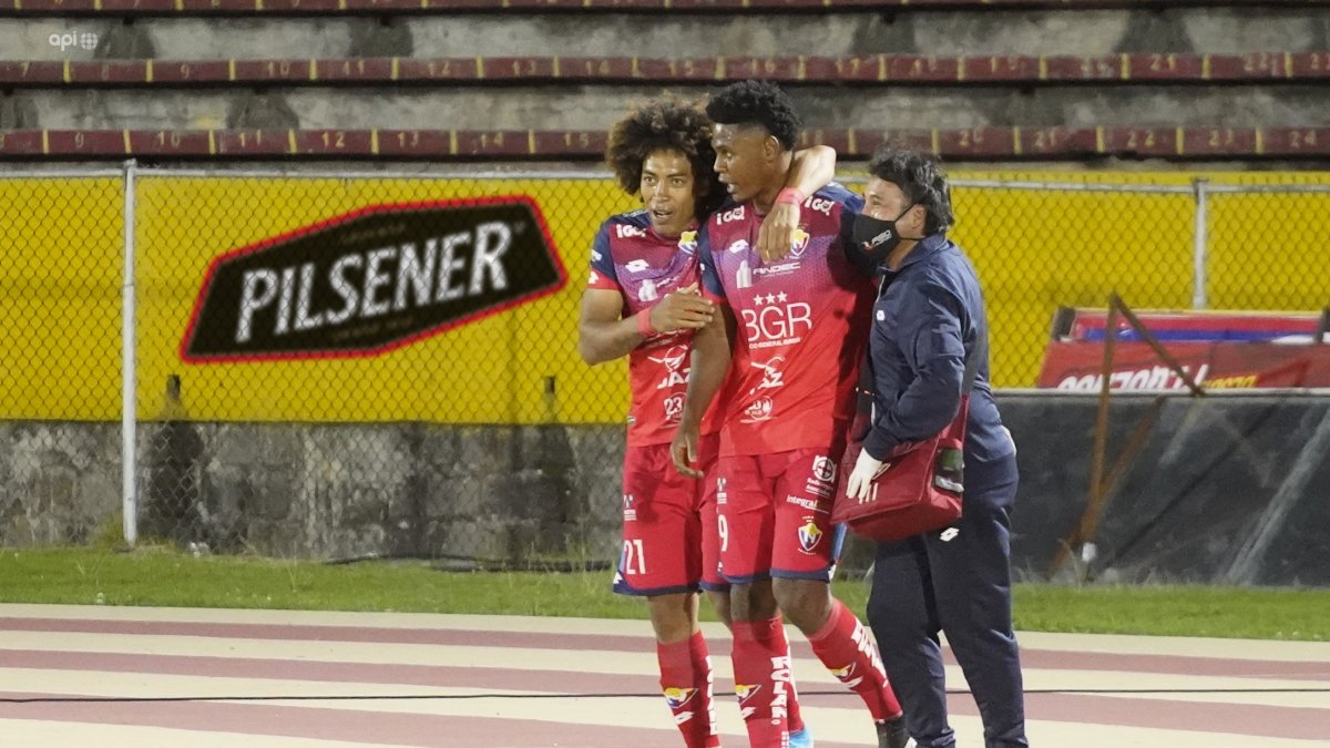 El delantero centro Marlon de Jesús (centro) formó parte de El Nacional que descendió a la serie B en la LigaPro 2020