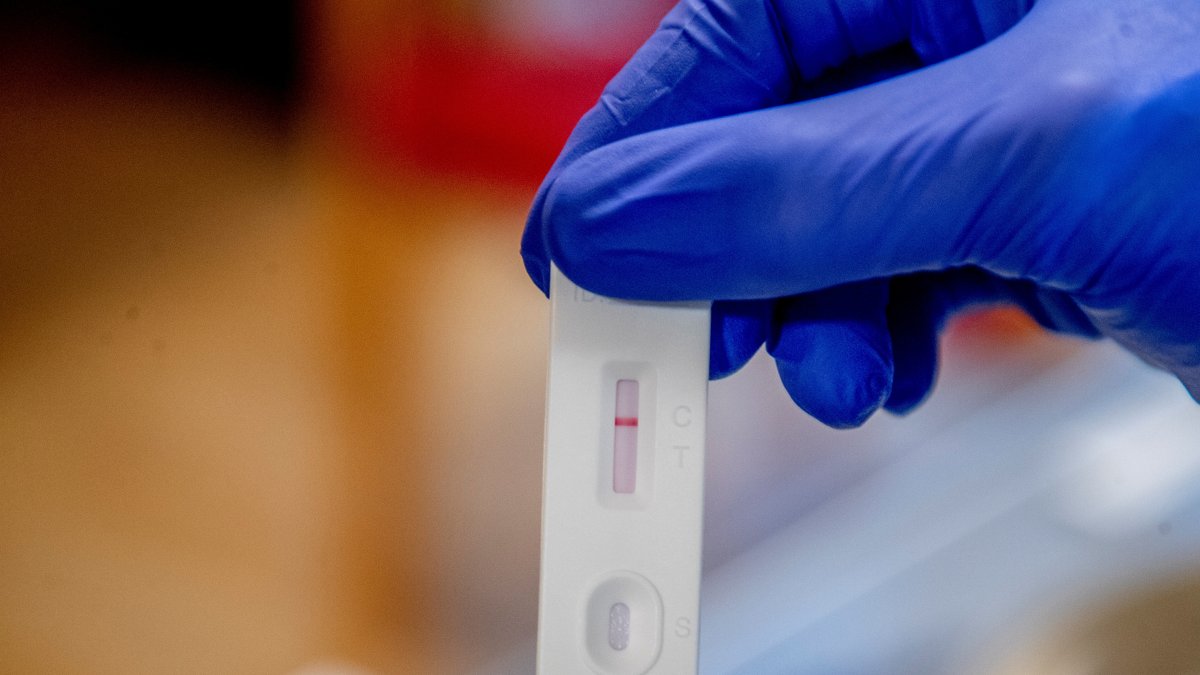 Una enfermera lleva una muestra nasal para una prueba rápida de COVID-19, de unos de los trabajadores de un hogar para ancianos en Lerum, Suecia.