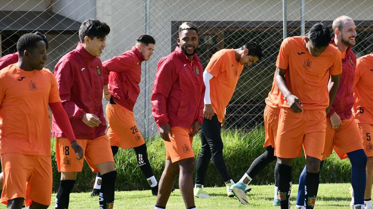 Anthony Bedoya (c) es actualmente jugador del Deportivo Cuenca. Antes estuvo en Barcelona