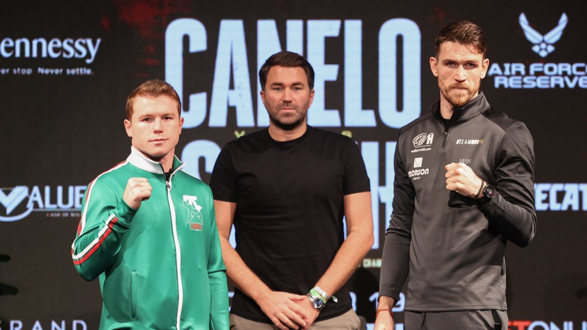 'Canelo' Álvarez (i), en la foto oficial ante su contrincante (d).
