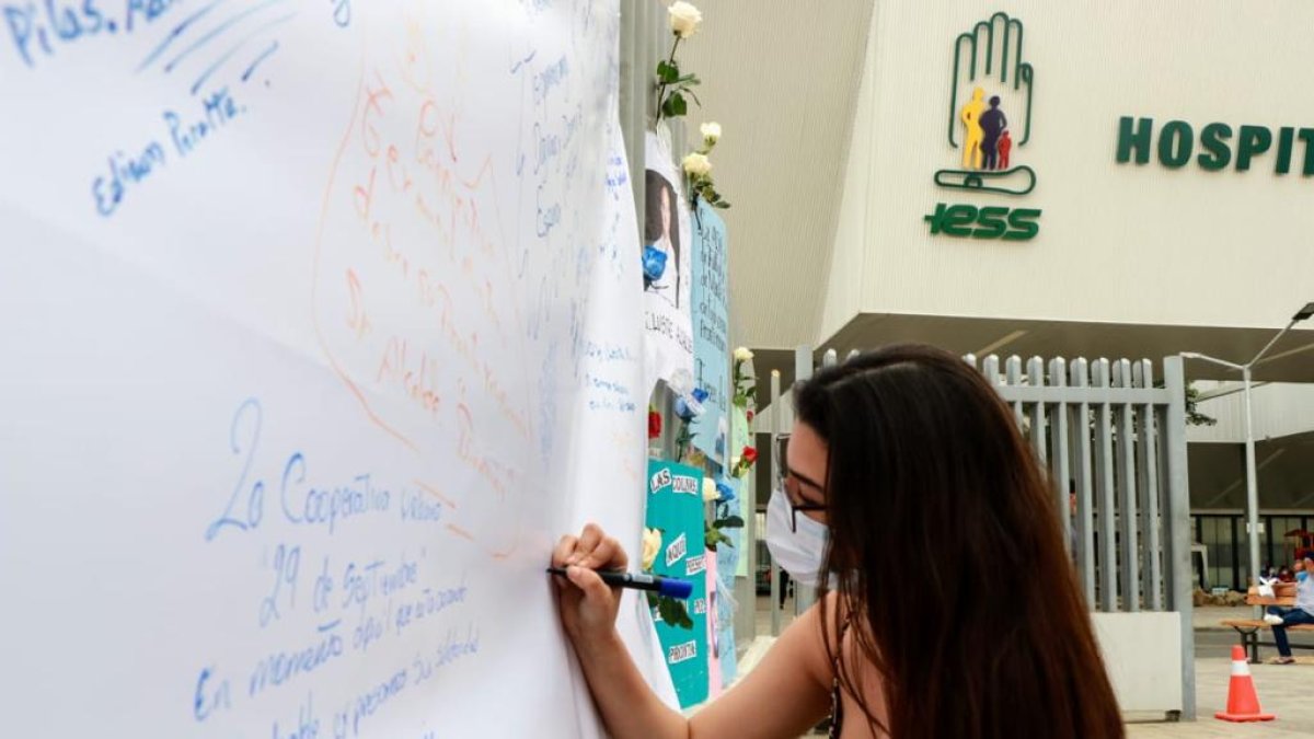 Simpatizantes del Alcalde de Manta se acercaron hasta el hospital en el que se encuentra internado para manifestar su apoyo.