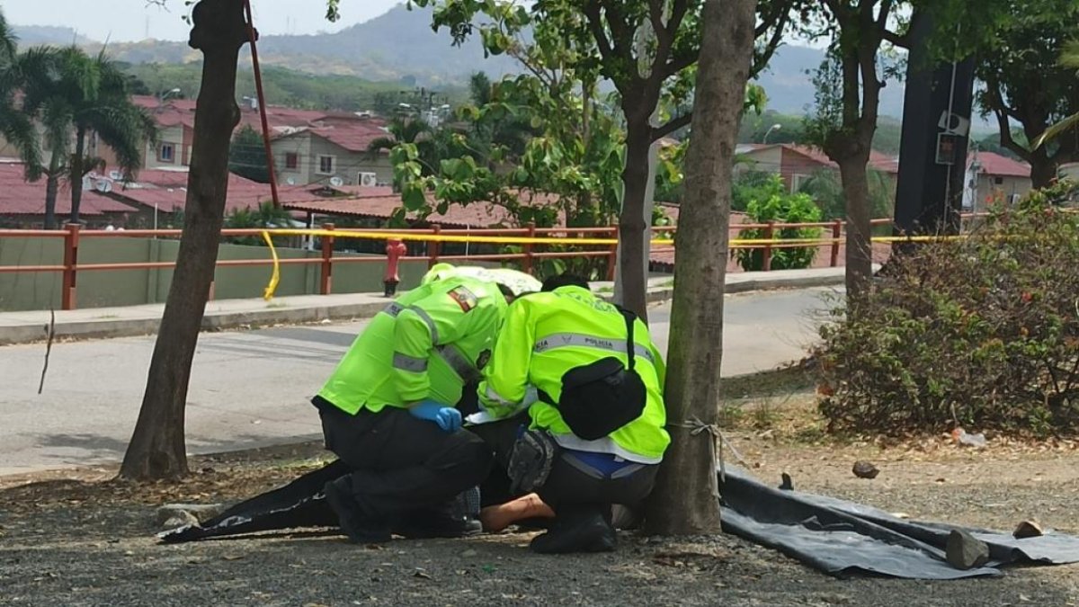 Agentes del orden verifican el cuerpo de la infrtunada y recogen indicios.