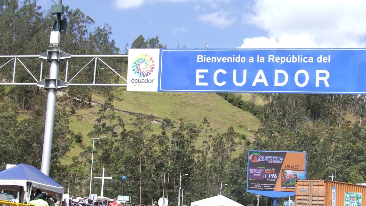 Vista de migrantes venezolanos llegando al Puente de Rumichaca para entrar a Ecuador.