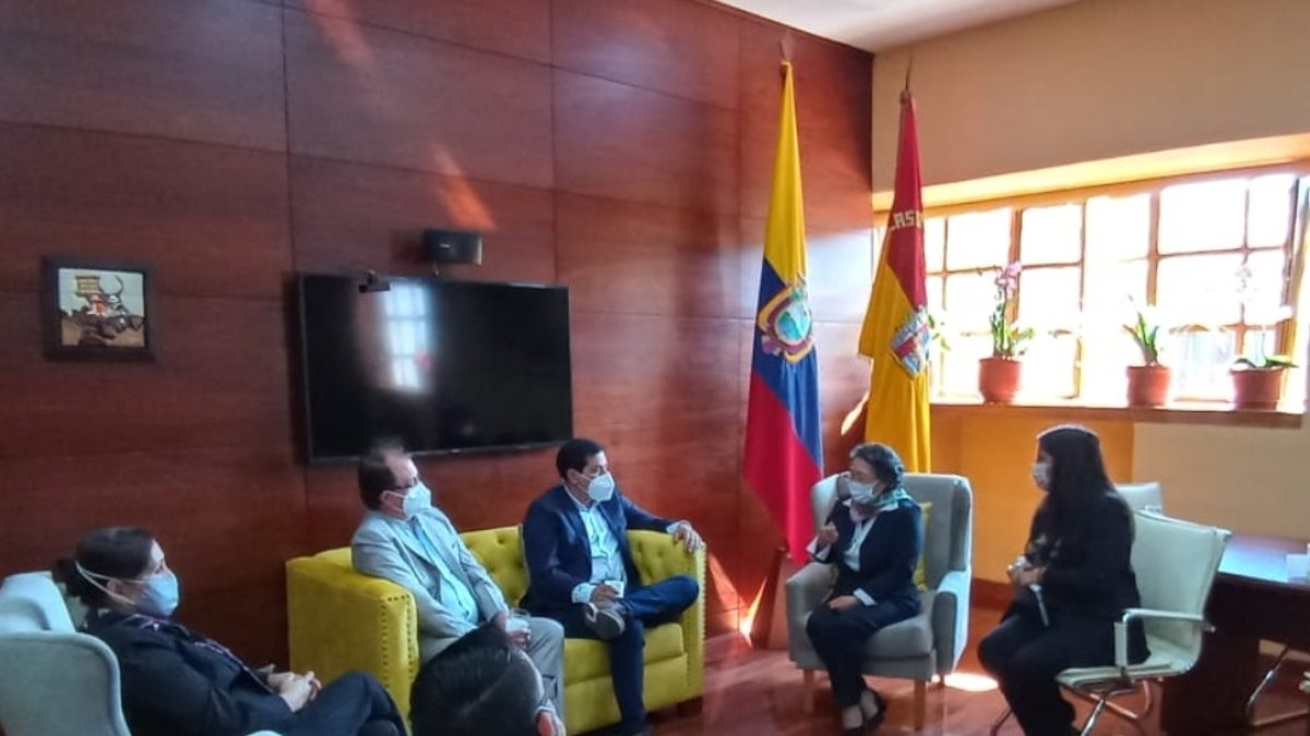 La prefecta del Azuay junto al candidato Andrés Arauz en una reciente reunión.