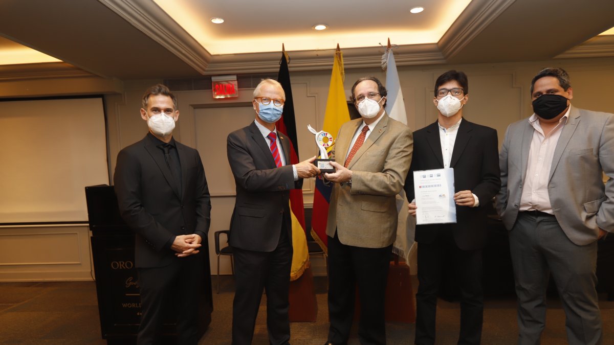 El embajador de Alemania, Phillipp Schauer (i) entrega el premio al rector general del Colegio Alemán Humboldt, Andreas Herzog..