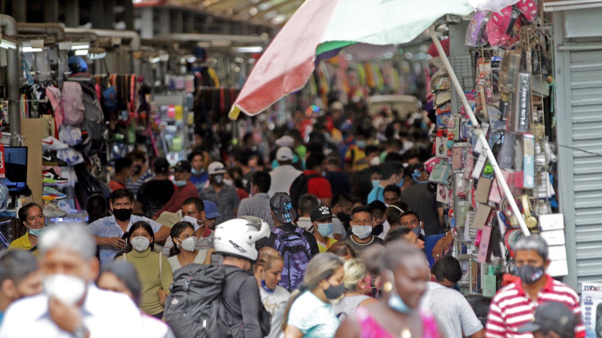 La bahía. Así permanecían ayer los callejones de este espacio comercial. A decir de los comerciantes, el movimiento en el lugar se mantiene, al menos, hasta las 19:00 todos los días.
