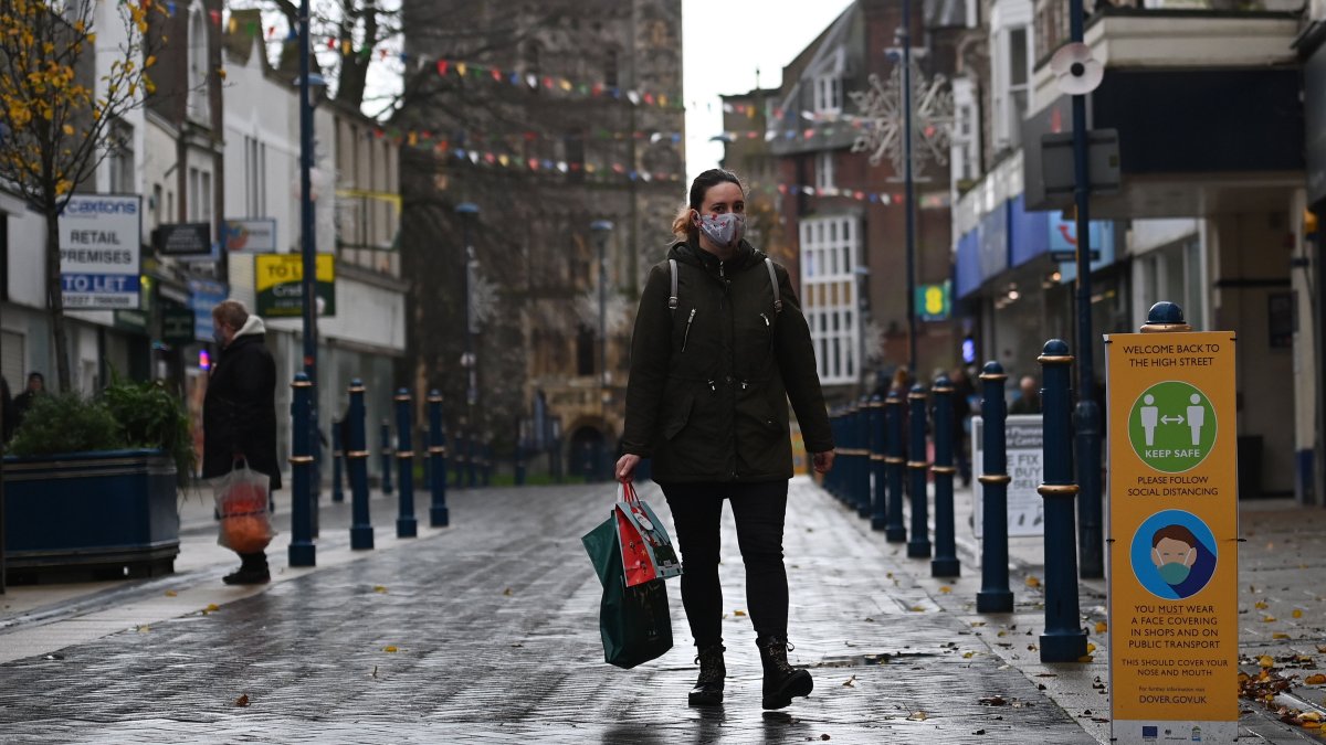 Desde la medianoche los ingleses tendrá que acatar las medidas.