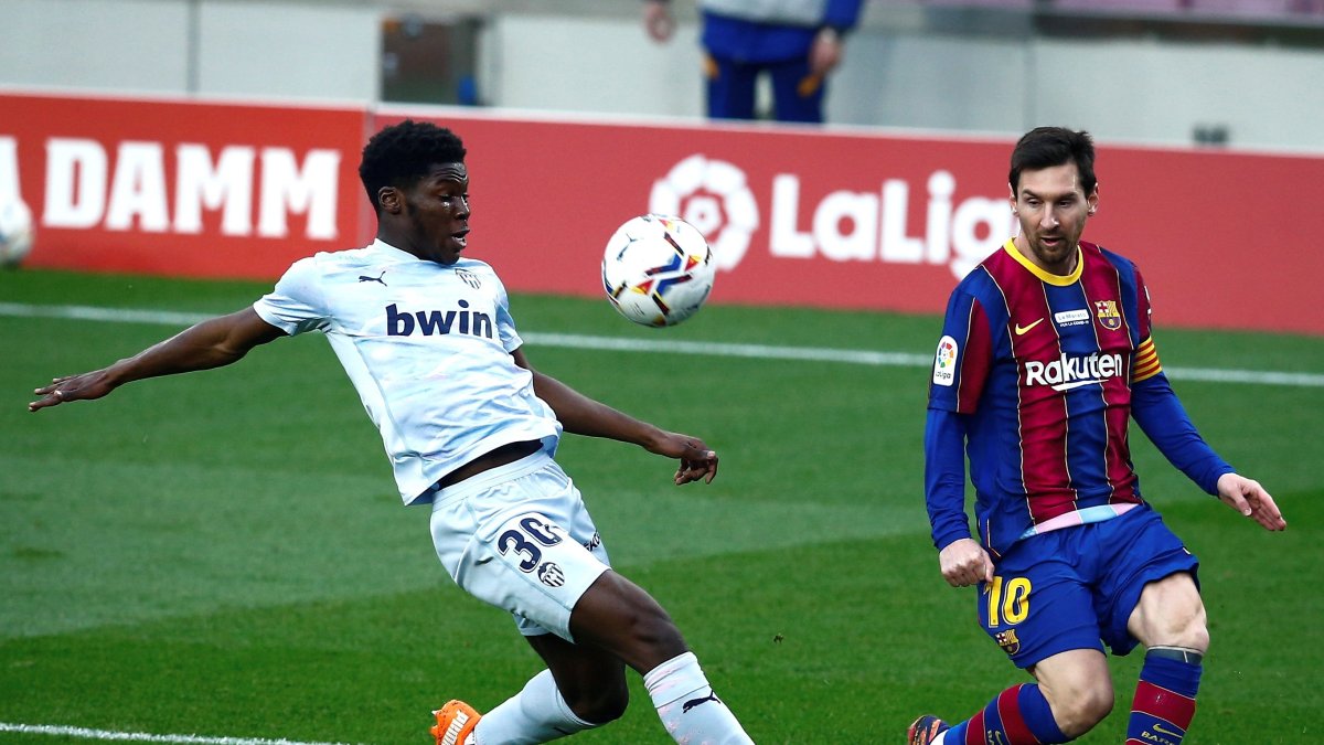 Lionel Messi (d) alcanzó otro récord, aunque a su equipo no le fue bien.