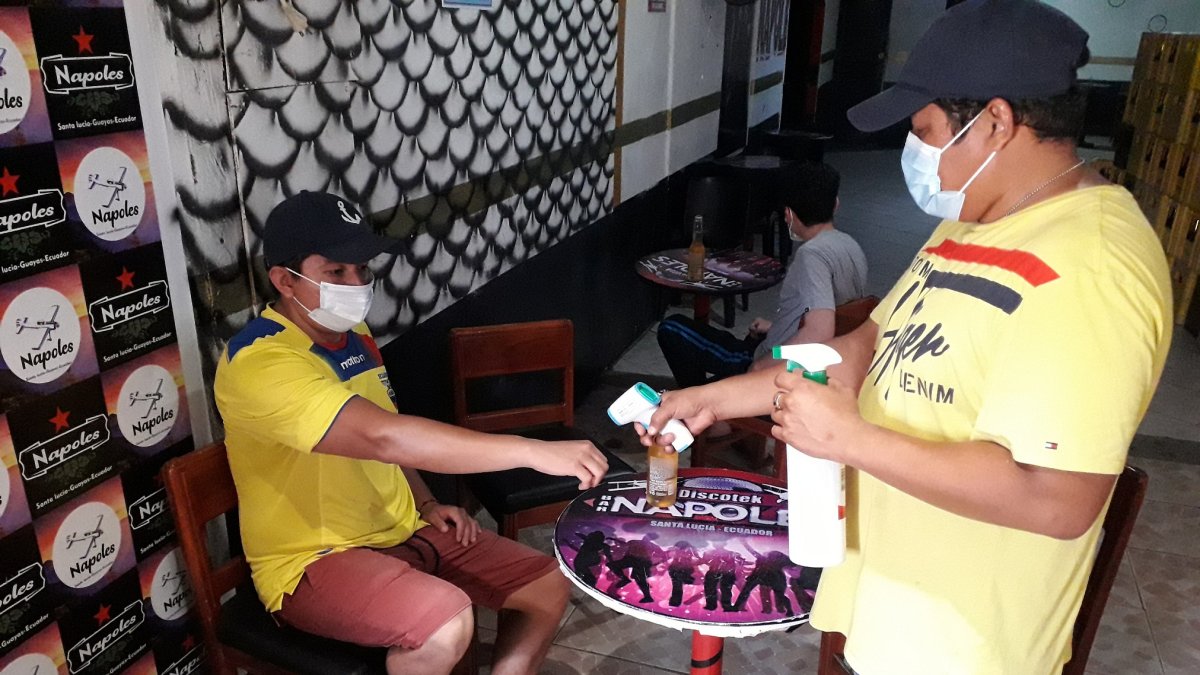 En bares. No se venderán bebidas alcohólicas en exceso, habrá control.