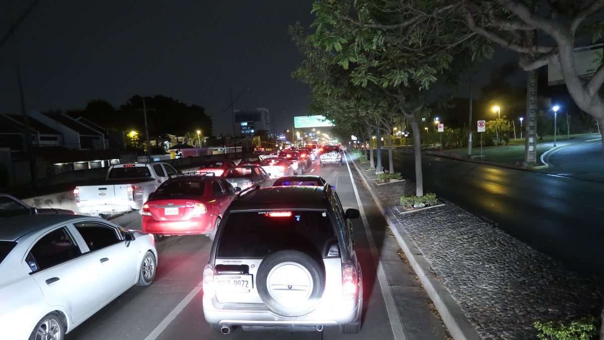 Viernes. En la noche del viernes 18 de diciembre en toda la ciudad se formaron trancones por las compras navideñas.