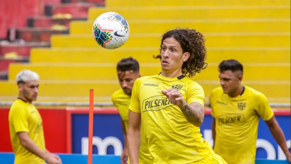 William Riveros ha sido un bastión defensivo de Barcelona, y en las últimas fechas incluso anotó. Bustos lo pidió.