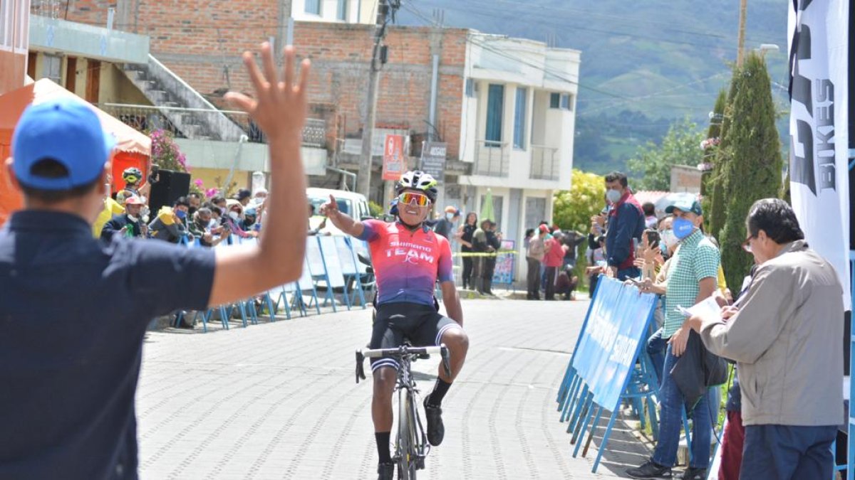 Franklin Revelo, del Team Jonathan Caicedo, lideró ayer la tercera etapa del Tour de la Juventud tras cronometrar 2 horas, 5 minutos y 44 segundos.