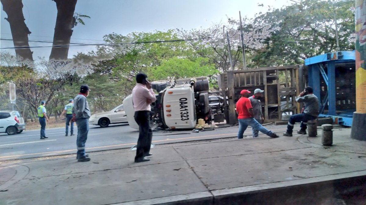 Grúas de la ATM junto a la ayuda del personal de la CTE y Cuerpos de Bomberos trabajan en remover el pesado automotor.