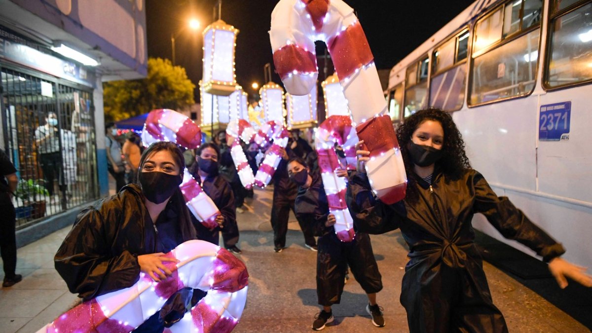 Decenas de artistas recorrieron las calles de Bastión Popular.