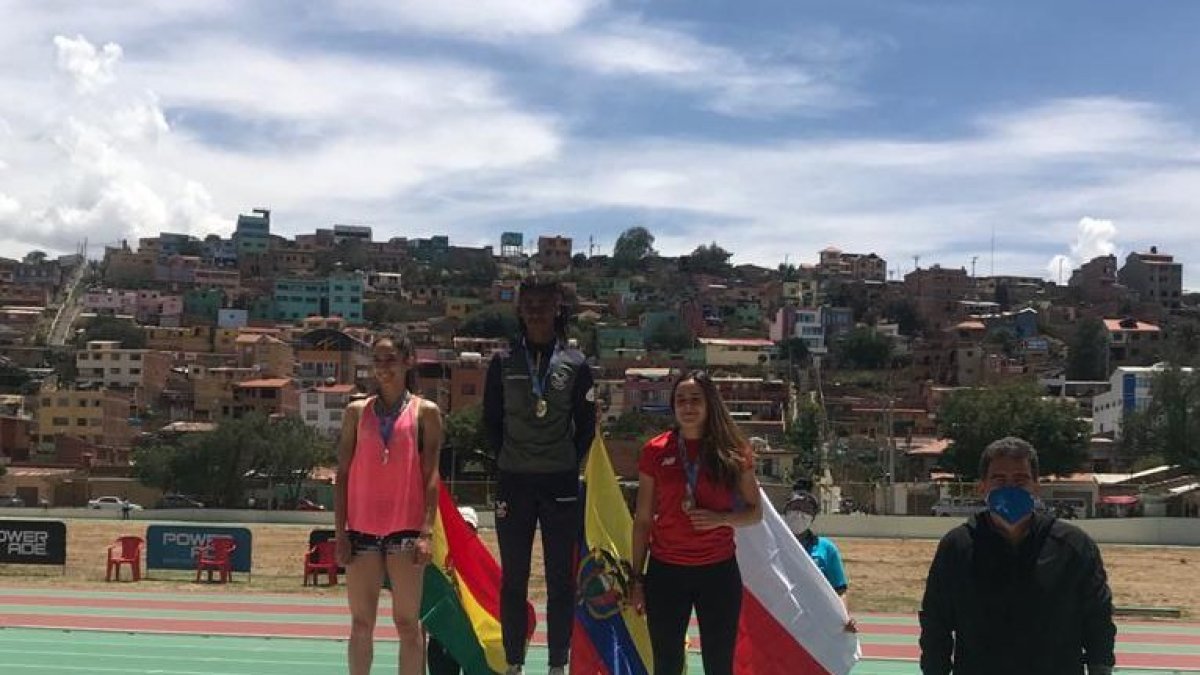 Protagonista. Anahí Suárez (c) en lo alto del podio de los 100 metros planos.