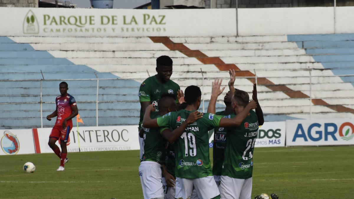 Los jugadores del Orense celebran el gol del triunfo sobre El Nacional y que les dio la permanencia en Serie A.