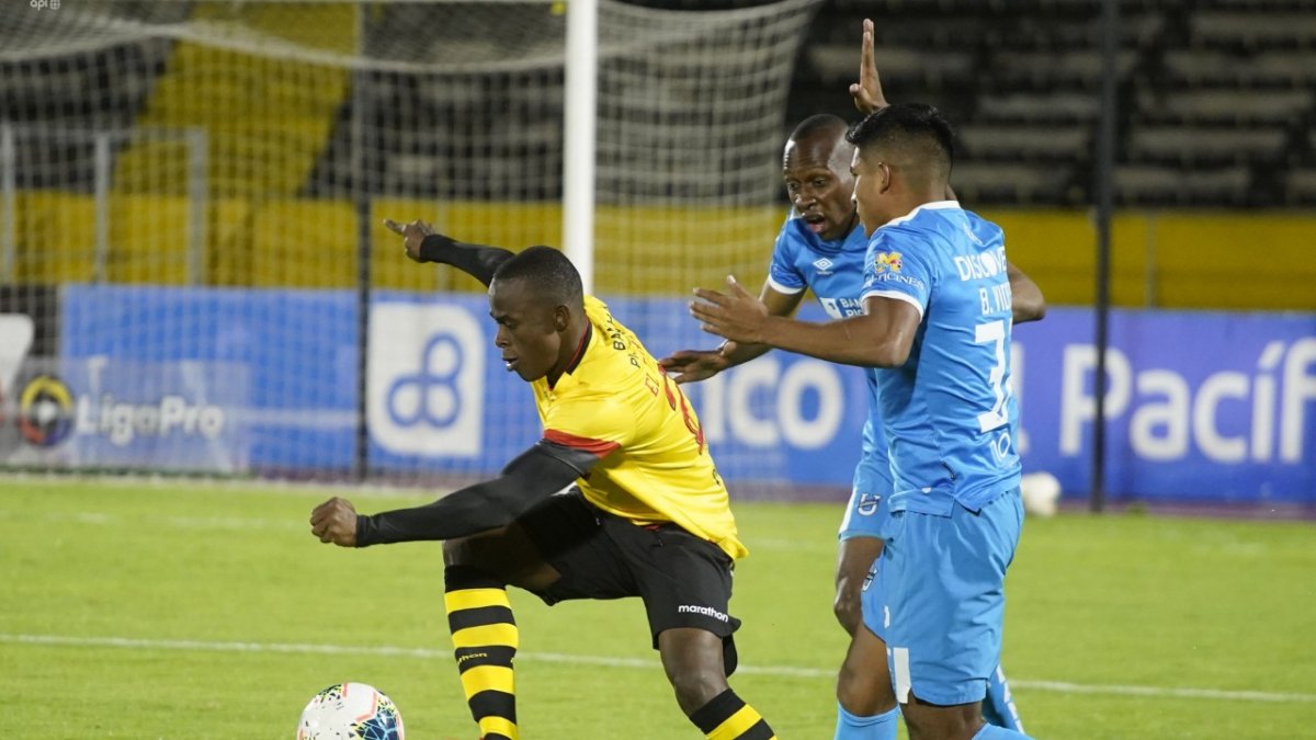 Universidad Católica y Barcelona igualan sin goles, en el primer tiempo de la fecha 15.
