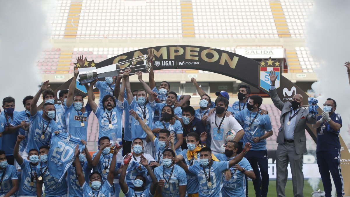 Los jugadores del Sporting Cristal celebran el título alcanzado la tarde y noche del domingo
