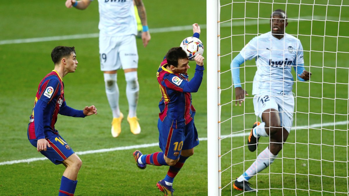 Lionel Messi anota uno de los goles ante el Valencia. Con ese tanto igualó el registro de Pelé.