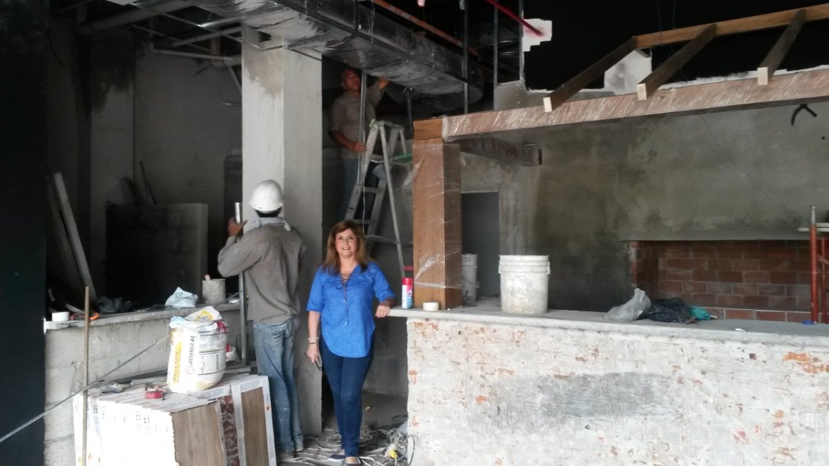 El mejoramiento de vivienda y locales se pone de moda en estos días. Ante la crisis hay quienes sugieren solo dar mantenimiento. La Arquitecta Ana Zapata no esta muy de acuerdo. Aquí en una obra.