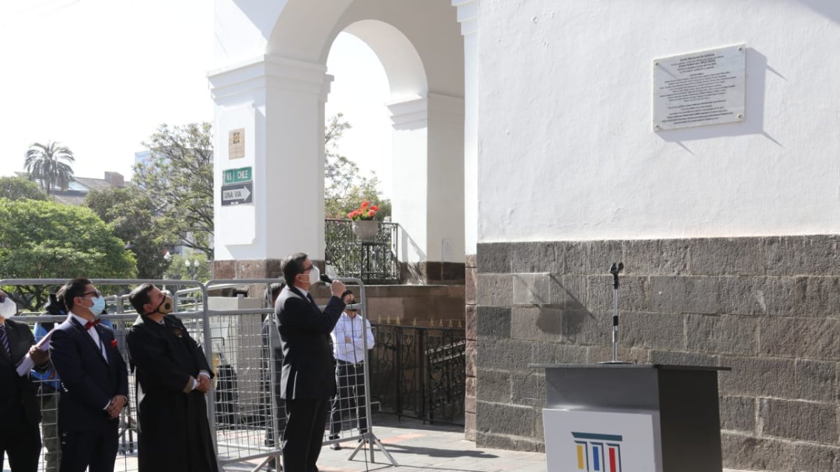 El procurador general del Estado, Íñigo Salvador, mostró la placa.