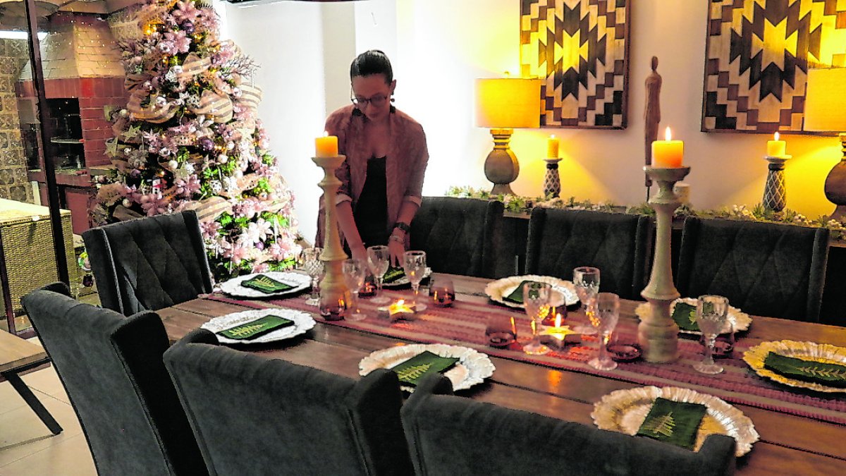 La activista Karla Morales espera poder reunirse con su familia.