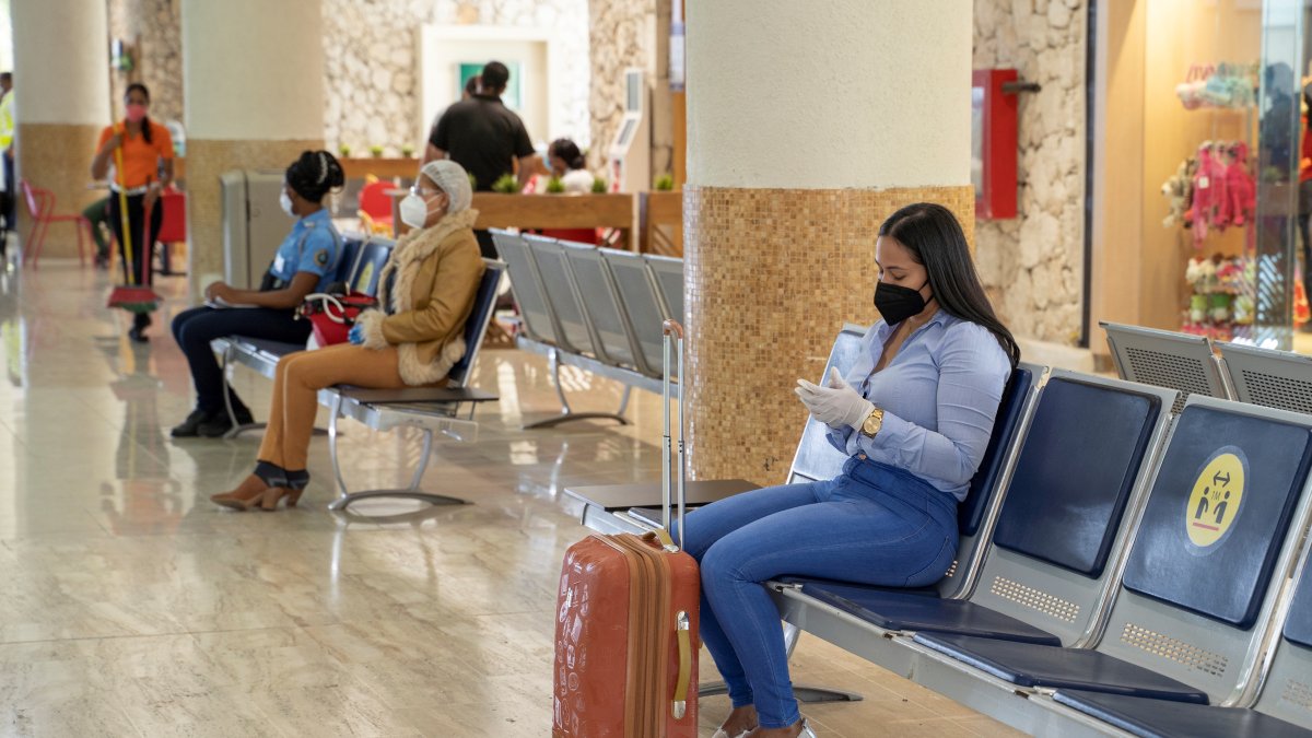 Ciudadanos esperan en el Aeropuerto Internacional de Punta Cana (R.Dominicana).