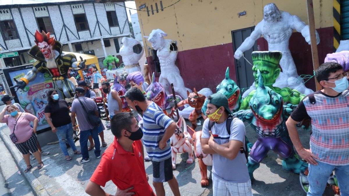 Se quejan de la quema de monigotes en Guayaquil.