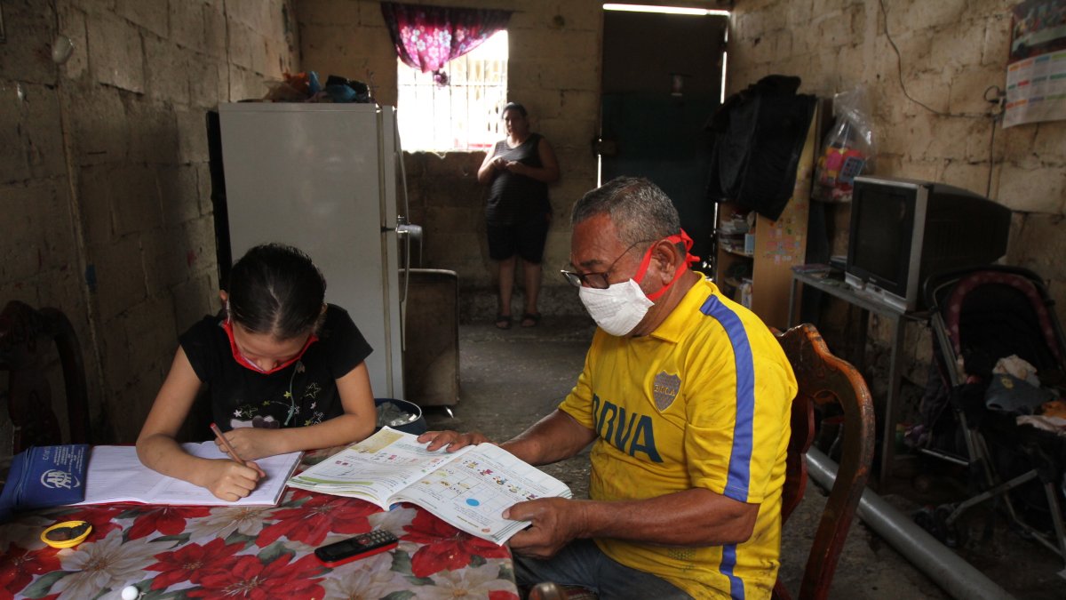Desde la pandemia, los estudiantes reciben clases desde casa.