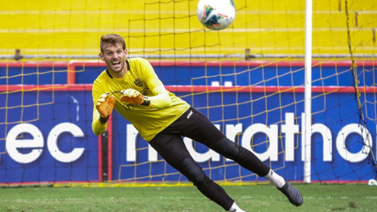 Javier Burrai, arquero de Barcelona, aporta con seguridad a la puerta de los canarios.