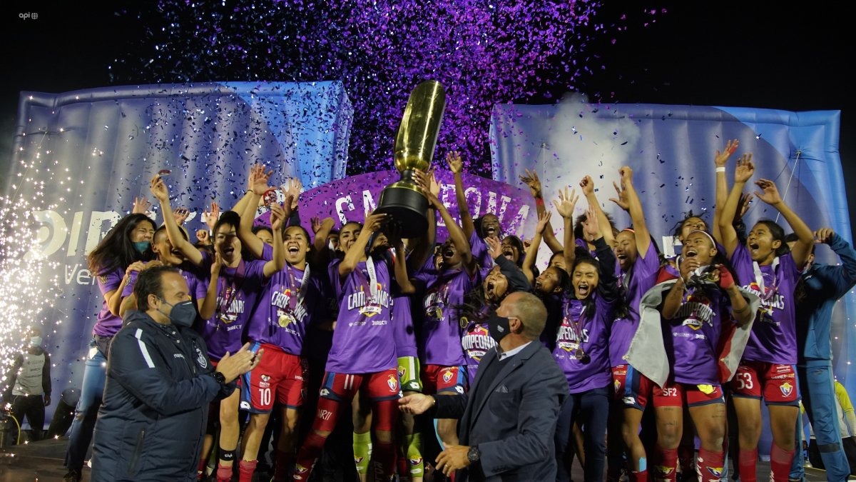 Los Guerreras de El Nacional celebran tras coronarse campeonas de la Superliga femenina.