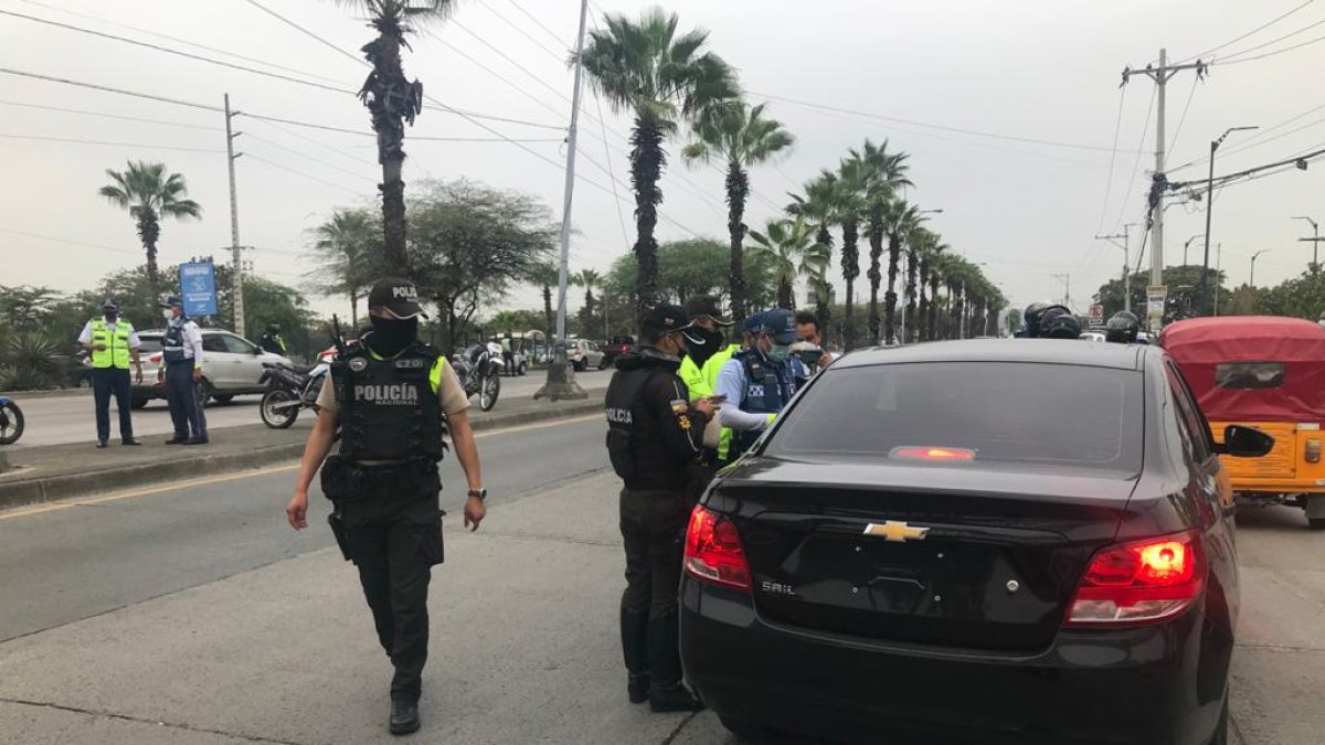 En el operativo sí se retiene a los vehículos que no exhiben las placas. También se retiran las películas antisolares.