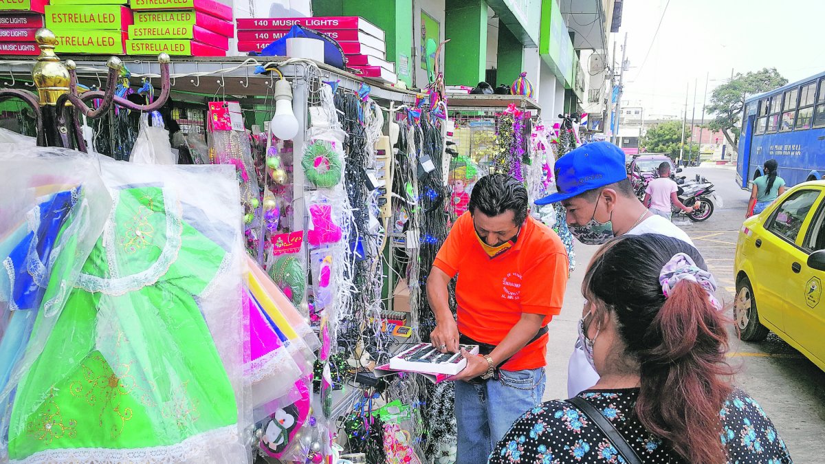 Con las restricciones, los locales deben cerrar antes de las 22:00. Si opera en un espacio cerrado, deben respetar el 50% de su aforo; 30% si son restaurantes.
