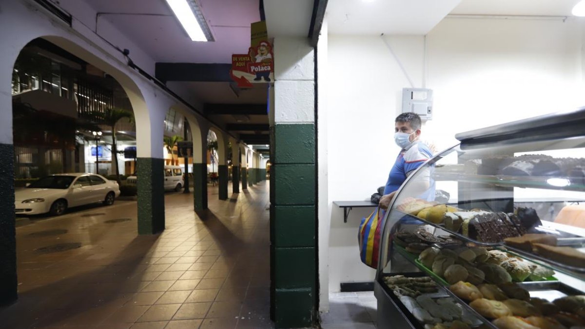 Omar abrió su panadería en el sector de la estación Parque Centenario, de la Aerovía.