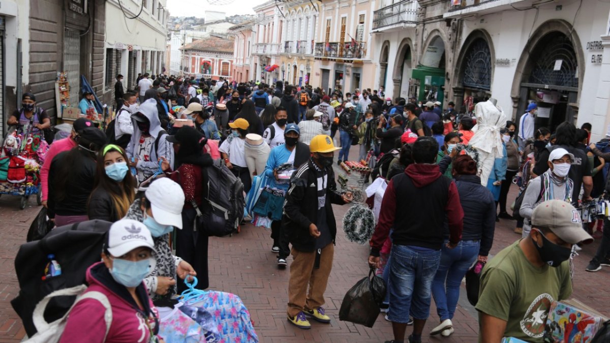 La venta informal se multiplica en varios espacios de Quito.