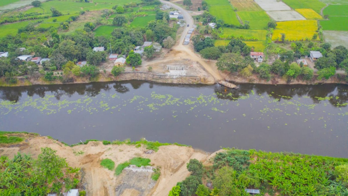Hecho. Los habitantes de Colimes se movilizan a través de una gabarra.