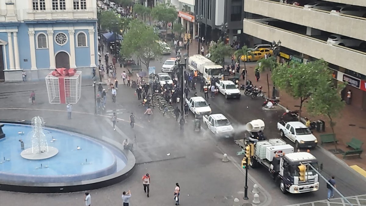 250 litros del líquido se esparcieron en la avenida 9 de Octubre, desde la plaza Centenario hasta el malecón Simón Bolívar.