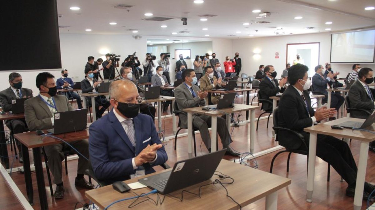 La renuncia se da luego que los postulantes cumplieran con la etapa de la prueba teórica.