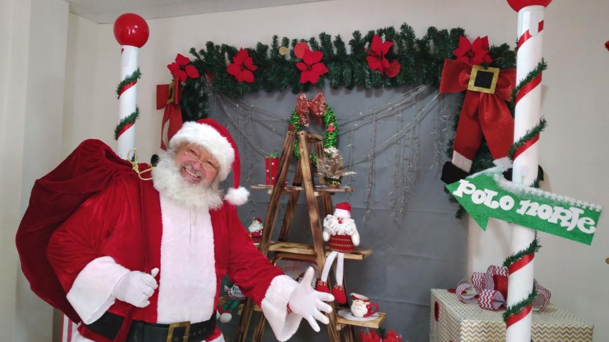 Así como da obsequios, dice que Dios les ha regalado salud a él y su esposa, no les ha dado el virus.