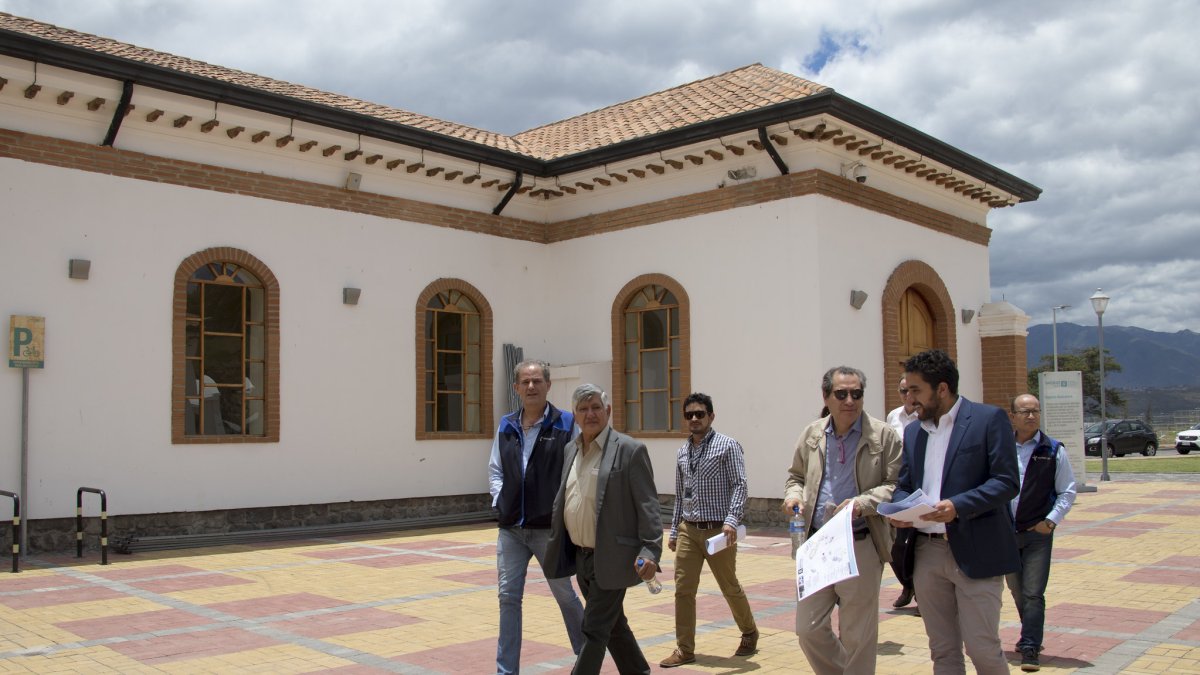 Algunas de las entonces autoridades de la Senescyt y de Yachay  en un recorrido por la universidad en septiembre de 2018.