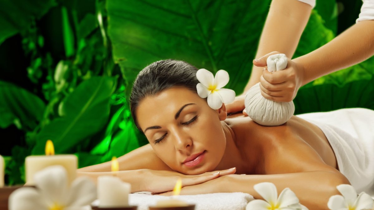 Masaje y exfoliación corporal con pindas.