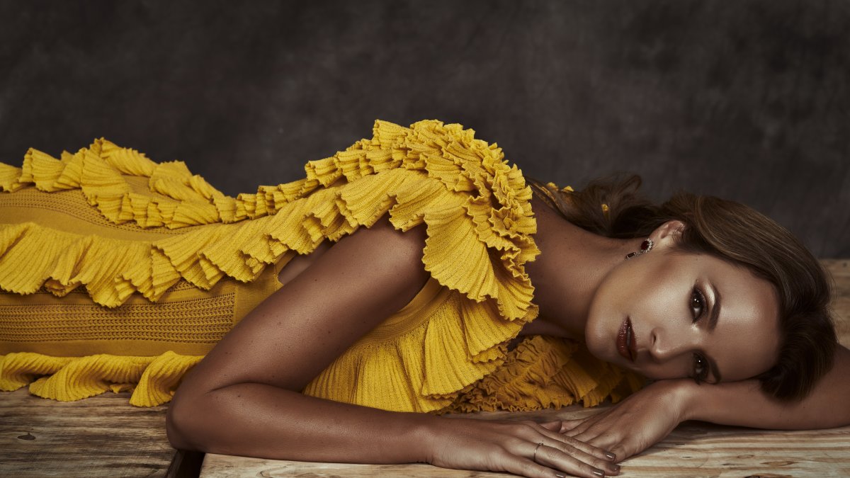 Es conductora y directora de dos programas de Cablenoticias en Colombia.