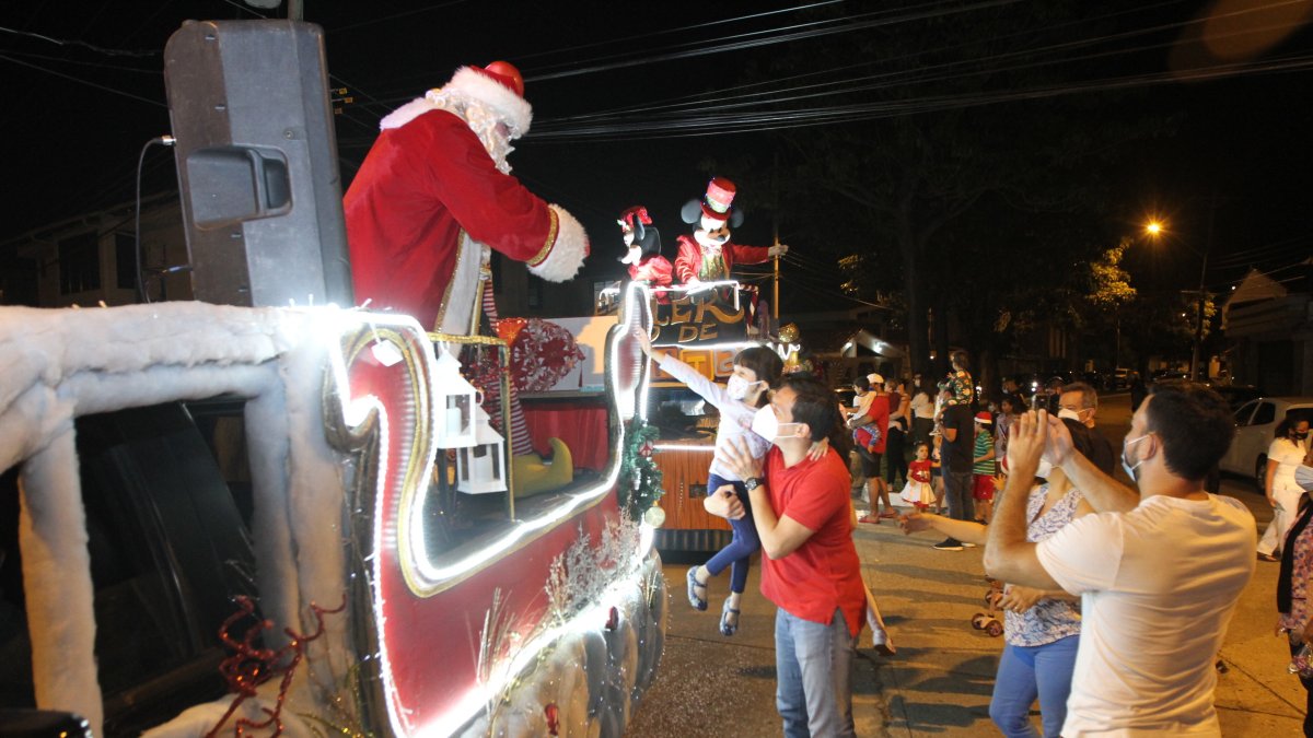La Puntilla. El comité de la ciudadela de la vía Samborondón organizó un desfile para ser observado desde el portal de la casa.